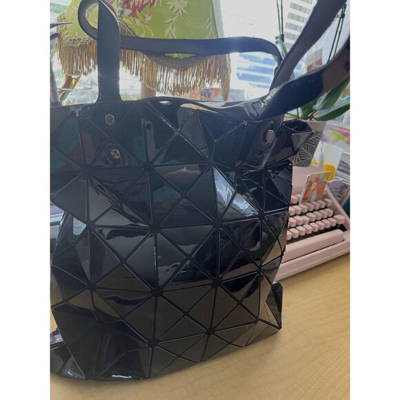 Issey Miyake Style Black Geometric Tote Bag With Glossy Finish & Adjustable Hand - Picture 3 of 5